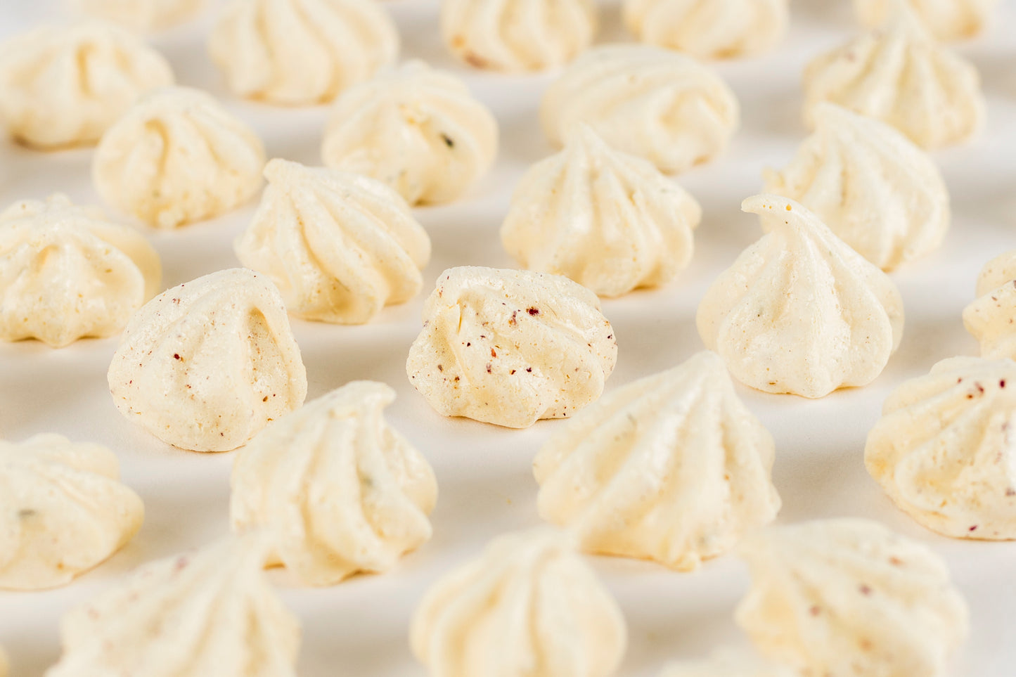 Assortiment de Meringues Lavande et Rose Sauvage du Québec